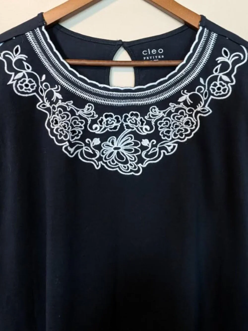 Cleo Petites Navy Embroidered Floral Cotton Top Cap Sleeve Keyhole Back NWOT - Picture 2 of 4